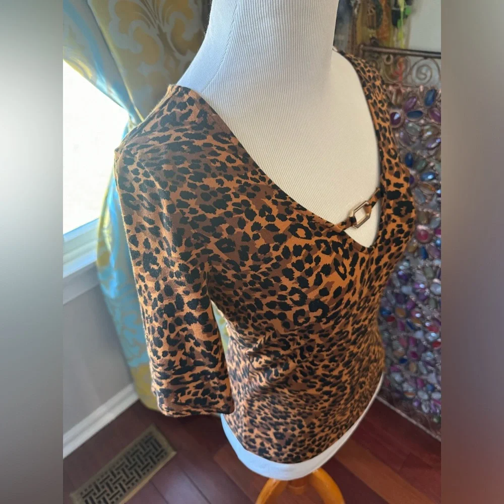 Theee quarter size small Guess Top - Picture 2 of 4